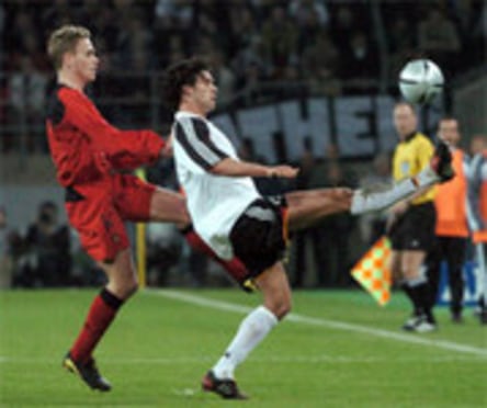 Bald auch in der Bundesliga Kontrahenten: Belgiens Filip Daems beharkt Michael Ballack.