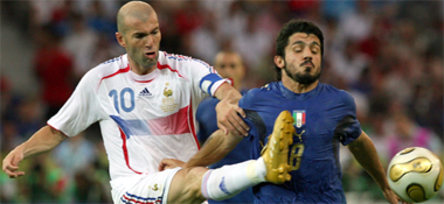 Künstler gegen Klette: Zidane bei seinem letzten Spiel gegen Gattuso.