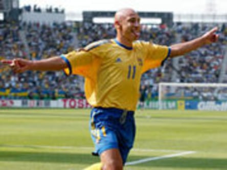 So lieben ihn seine Landsleute: Schwedens Stürmerstar Henrik Larsson.