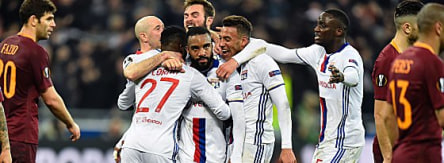 Am Ende feierte Lyon um Torschütze Alexandre Lacazette (M.) .