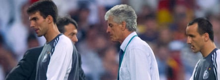 Hängende Köpfe: Markus Babbel, Erich Ribbeck und Jens Jeremies nach dem 0:3 gegen Portugal. Im Hintergrund Wolfgang Niersbach.