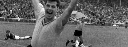 Torschütze Konietzka (hinten, r.) und sein Teamgefährte Lothar Emmerich (vorn) bejubeln das erste Tor beim Start der Fußball-Bundesliga am 24.08.1963 im Bremer Weserstadion.