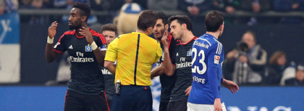 Vom Platz gestellt: Johan Djourou (li.) beim Spiel auf Schalke.