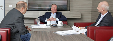 Karl-Heinz Rummenigge im Gespräch mit den kicker-Redakteuren Michael Münchrath und Karlheinz Wild.