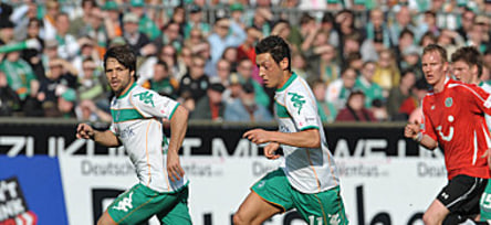 Bremens Diego (li.) und Özil.
