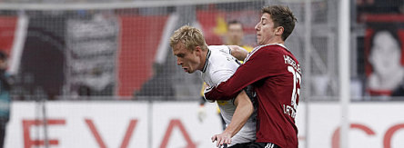 Nürnbergs Hegeler (re.) im Duell mit Hanke