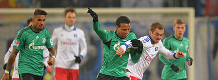 Hamburgs Lasogga (re.) im Duell mit Matip