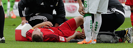 Schock: Bayers Lars Bender musste schon vor der Pause verletzt ausgewechselt werden.