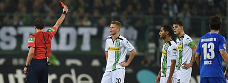 Abflug: Schiedsrichter Benjamin Brand zeigt Xhaka (2.v.r) Rot.