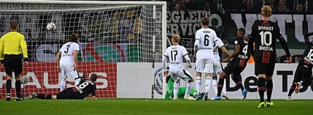 Zur richtigen Zeit am richtigen Ort: Bayers Jedvaj (r.) trifft zum 2:0.