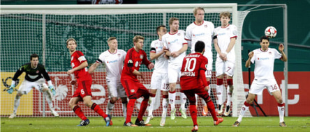 Der Meisterschütze geht seiner Profession nach: Hakan Calhanoglu trifft rechts an der Mauer vorbei zum 1:0.