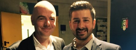 Fachsimpeln: kicker-Redakteur Toni Lieto (re.) mit FIFA-Präsident Gianni Infantino.