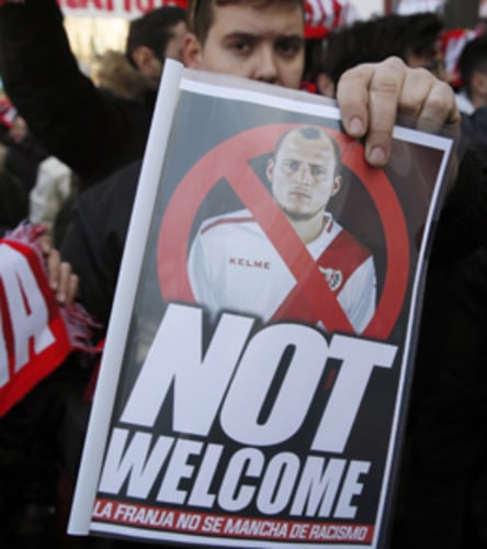 Nicht willkommen: Rayo-Fans protestierten gegen die Verpflichtung von Roman Zozulya - mit Erfolg.
