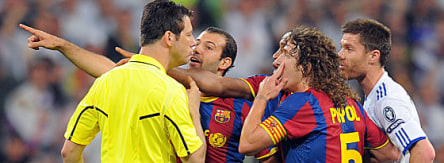 Wolfgang Stark im Gespräch mit Javier Mascherano, Carles Puyol und Xabi Alonso (re.)
