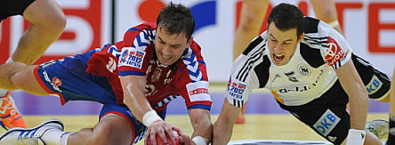 Serbiens Momir Ilic gegen Dominik Klein (re.).