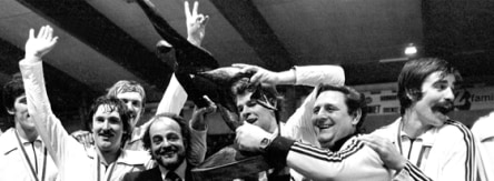 Weltmeister unter sich: v.li.: Manfred Freisler, Horst Spengler, Kurt Klühspies, Bundestrainer Vlado Stenzel, Joachim Deckarm, Handballwart Heinz Jacobsen und Heiner Brand (v.l.).