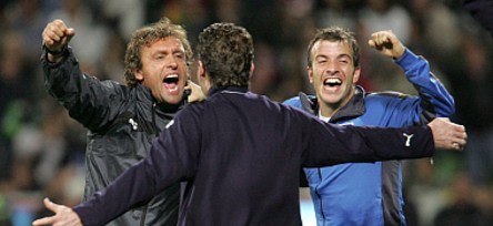 Glücksgefühle: Nach 15 sieglosen Pflichtspielen stoppte der HSV die Negativserie.