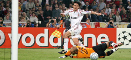 Inzaghi schiebt den Ball zum 2:0 ins Netz