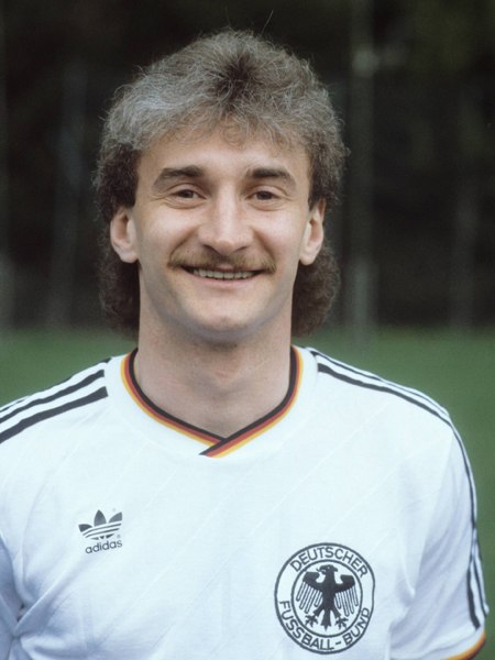 Viele Stationen, die Frisur bleibt: Rudi Völler - Bundesliga