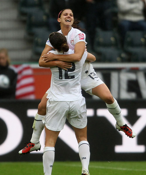 Lauren Cheney hebt Alex Morgan hoch