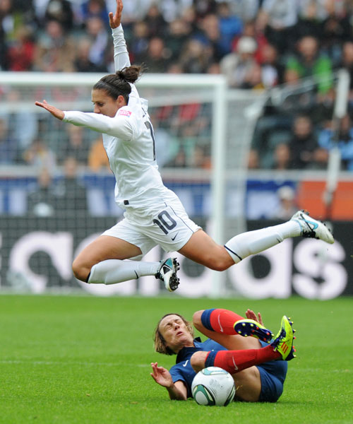 Carli Lloyd &#252;berspringt Sandrine Soubeyrand