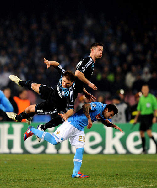 Branislav Ivanovic (li.) und Gary Cahill gegen Ezequiel Lavezzi 