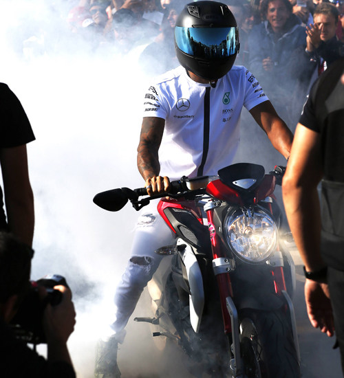 Hamilton bot schon vor dem Rennen auf seinem Motorrad eine gute Show. 