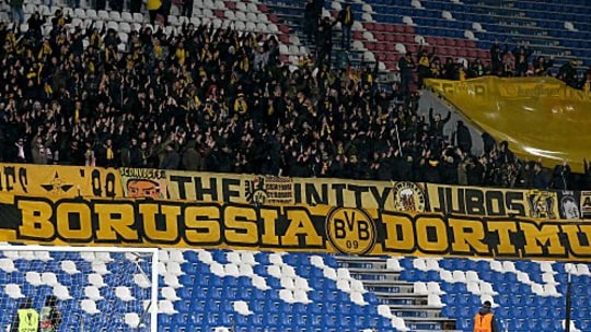 Treue Anhängerschaft: Diese Fans von Borussia Dortmund traten den Weg nach Bergamo mit an.