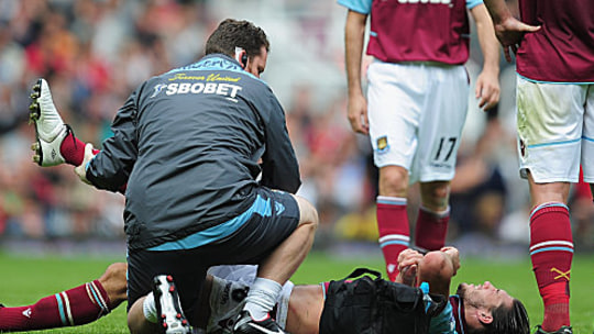 Starkes Debüt, getrübt durch eine Blessur am Oberschenkel: Andy Carroll (am Boden).