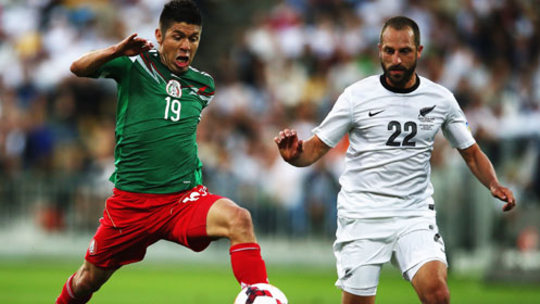 Nicht zu stoppen: Mit insgesamt fünf Toren in den Play-offs avancierte Oribe Peralta (li.), hier gegen Neuseelands Andrew Durante, zum WM-Garanten der Mexikaner.