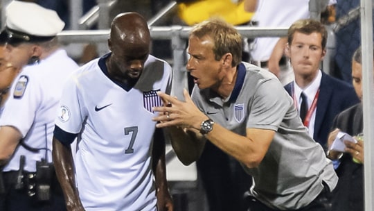 Du bist dabei! US-Nationaltrainer Jürgen Klinsmann im Gespräch mit DaMarcus Beasley. 