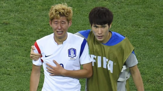 Untröstlich: Heung-Min Son (l.) nach dem 0:1 gegen Belgien.