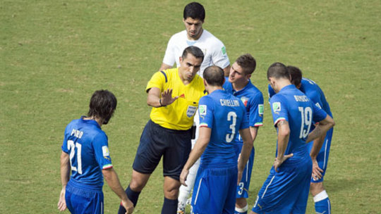 Den Biss übersehen: Marco Rodriguez stand bei der Partie zwischen Italien und Uruguay im Mittelpunkt.