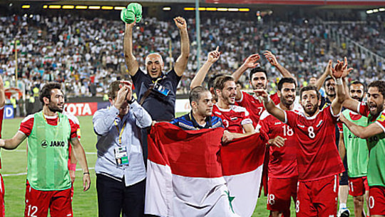 Grenzenloser Jubel: Die Nationalmannschaft Syriens feiert den wichtigen Punktgewinn im Iran.