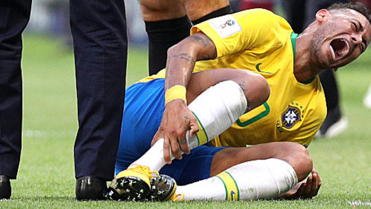 Ein lauter Aufschrei: Neymar krümmt sich nach einem Tritt eines Gegenspieler lange am Boden.