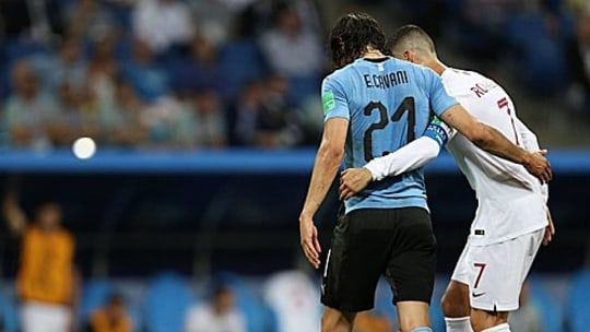 Gestützt vom Gegner: Edinson Cavani (l.) wird von Cristiano Ronaldo vom Feld gebracht.