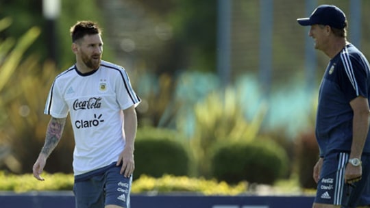 Bekommen es mit Chile zu tun: Lionel Messi (li.), Nationalcoach Edgardo Bauza und Argentinien.