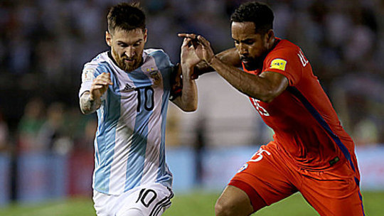 Matchwinner im Heimspiel gegen Chile: Lionel Messi, hier gegen Jean Beausejour (re.).