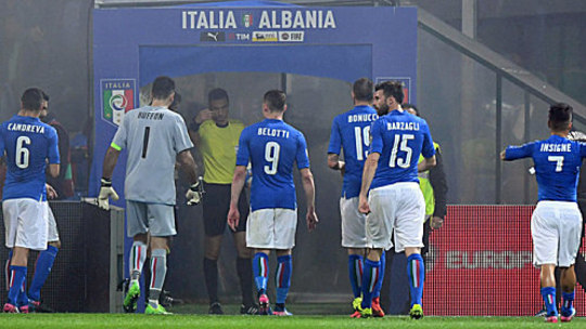 Spiel unterbrochen: Der Referee beordert Gianluigi Buffon & Co. in die Kabine.