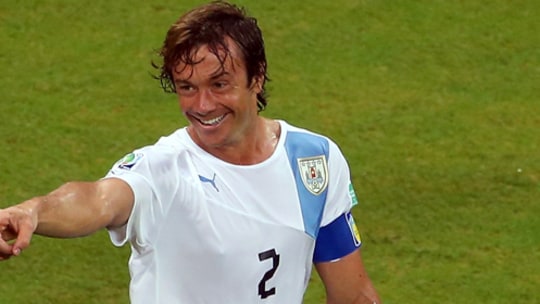 "Neymar kann ein Foul vortäuschen": Uruguays Kapitän Diego Lugano heizt die Emotionen auf.