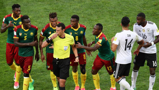 Zog den Unmut der Kameruner nach einem Foul an Emre Can (#14) auf sich: Referee Wilmar Roldan Perez.
