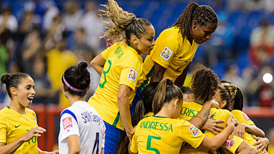 Ein Rekordtor wird bejubelt: Marta (re.) hat soeben ihren 15. WM-Treffer markiert.