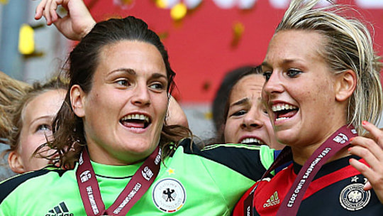 Wurden zusammen Europameister: Nadine Angerer (li.) und Lena Goeßling. Bei der Wahl zu Europas Fußballerin des Jahres kann aber bestenfalls eine der beiden den Titel abräumen.