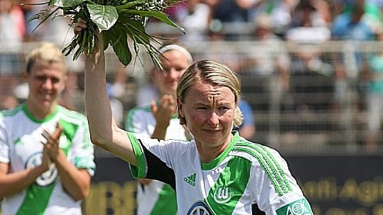 Erst Blumen, jetzt das Abschiedsspiel: Conny Pohlers wird vom VfL gebührend verabschiedet. 