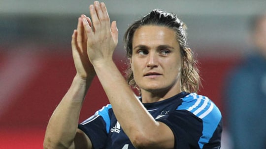Sie kennt die Trophäe schon: Nadine Angerer, Weltfußballerin des Jahres 2014.
