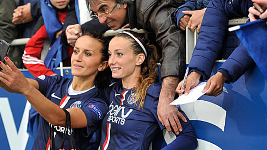 Babypause statt WM: Fatmire Alushi (li.), hier mit PSG-Teamkollegin Kosovare Asllani.