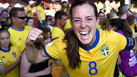 Aus dem Häuschen: Schwedens Star Lotta Schelin freut sich mit den Fans.