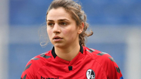 Verlängerte ihren auslaufenden Vertrag beim SC Freiburg: Mittelfeldspielerin Anja Maike Hegenauer. 