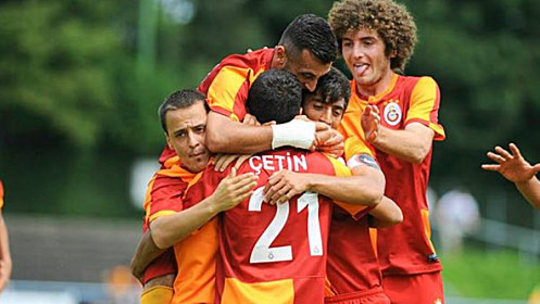 Jubel bei Galatasaray nach dem Führungstreffer von Cetin Turan.