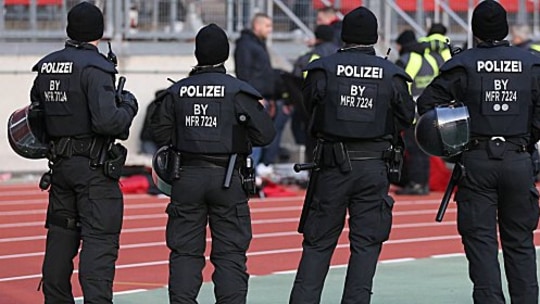 Wieder einmal musste bei einem Derby zwischen Fürth und Nürnberg die Polizei eingreifen - dieses Mal sogar bei einem Juniorenspiel. (Archivbild vom Derby im Frühjahr 2016)